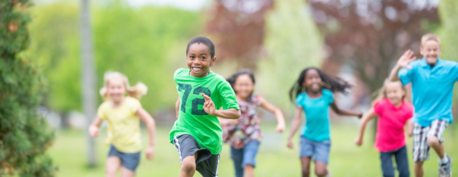 A group of children racing/sprinting.