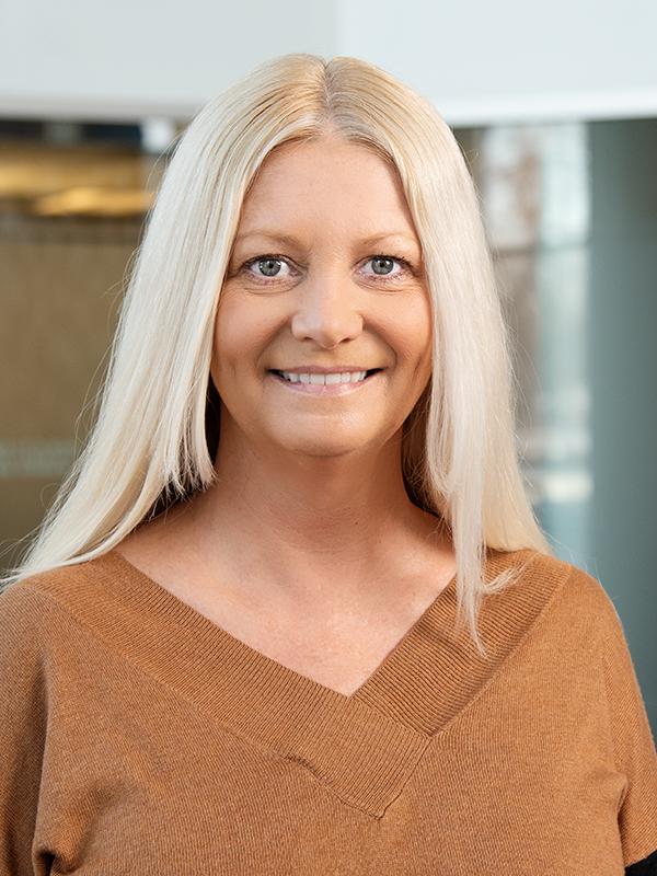 Shannon Amundson Headshot